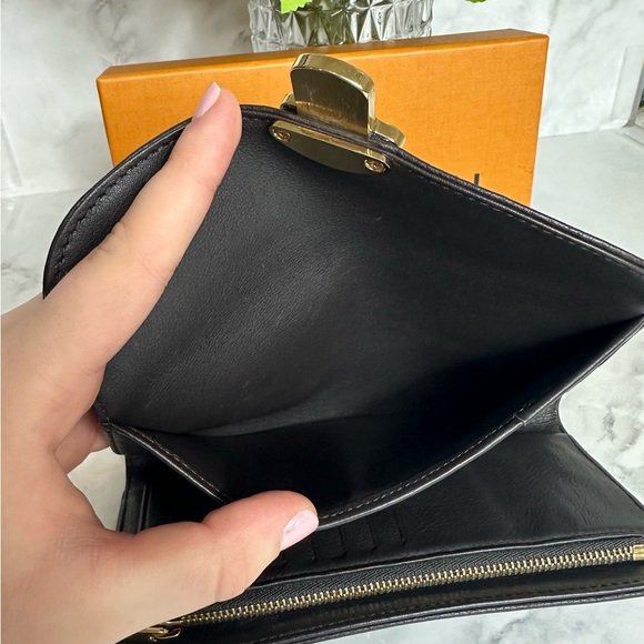 🔥 LOUIS VUITTON MAHINA LEATHER BLACK AMELIA WALLET🔥 - Picture 8 of 11